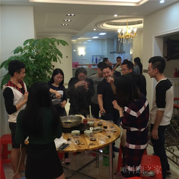 科頤兩位老板過來敬酒，大家苦樂融融-科頤辦公