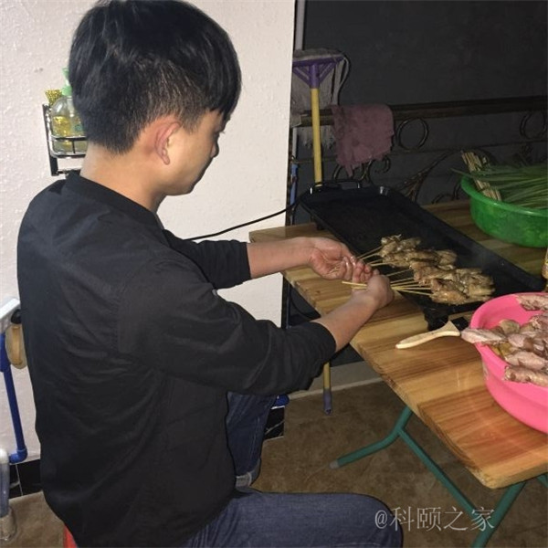 科頤辦公專業(yè)修機器的蔡師傅，搖身變專業(yè)燒烤師傅了-科頤辦公