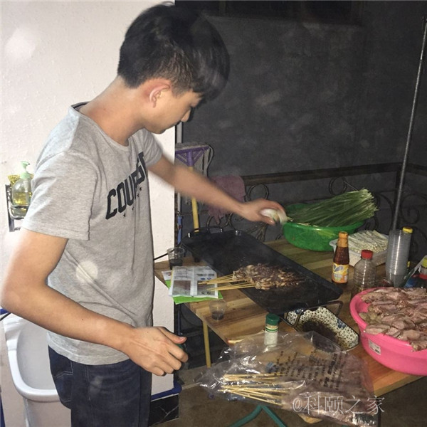 科頤辦公專業(yè)修機器的蔡師傅，搖身變專業(yè)燒烤師傅了-科頤辦公