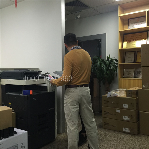 陳先生和蔡師傅在說著柯尼卡美能達C360機器的問題-科頤辦公 陳先生和蔡師傅在說著柯尼卡美能達C360機器的問題-科頤辦公