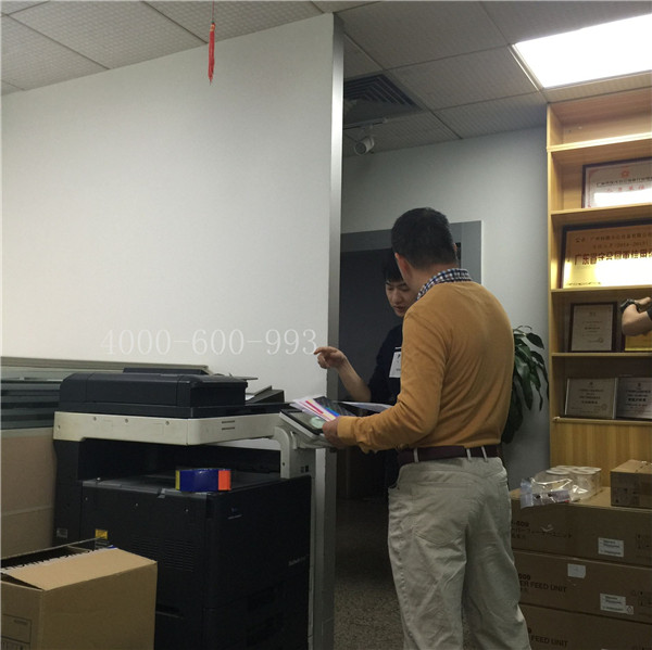 蔡師傅在和陳先生說柯尼卡美能達C360機器的激光器怎么拆裝等-科頤辦公 蔡師傅在和陳先生說柯尼卡美能達C360機器的激光器怎么拆裝等-科頤辦公