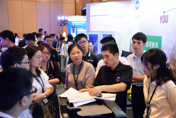 來(lái)賓踴躍參與現(xiàn)場(chǎng)體驗(yàn)活動(dòng)-科頤辦公