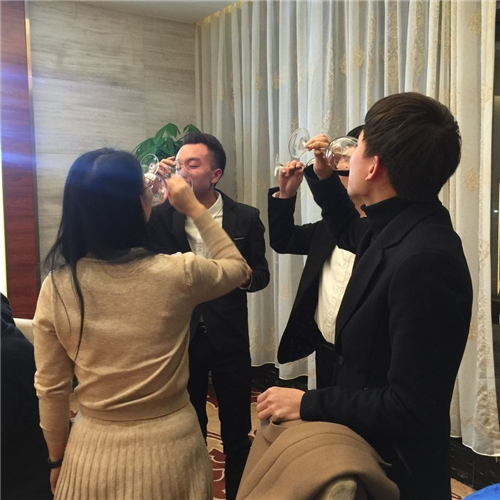 科頤2017年年會(huì)團(tuán)圓飯，把酒飲歡