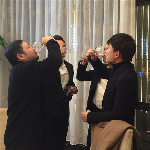 科頤2017年年會(huì)團(tuán)圓飯，把酒飲歡